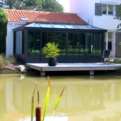 Terrasse aménagée sur un étang en Loire-Atlantique