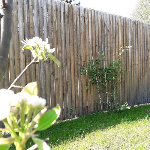 Pose clôture bois en rondin de châtaignier dans la ville de Gétigné